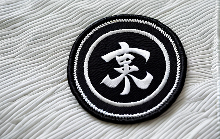 유도 도복 세탁 방법 - Judo Practice Session**

"Action shot of judokas practicing throws in a dojo, fully clothed in judog...